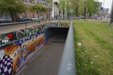 821409 Gezicht op de ingang van de fietstunnel onder het Westplein te Utrecht.